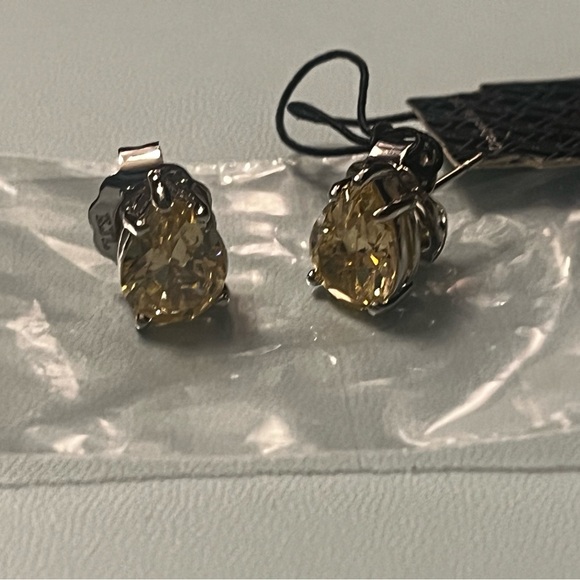 Elegant Silver Earrings with Yellow Gemstones - Picture 9 of 12